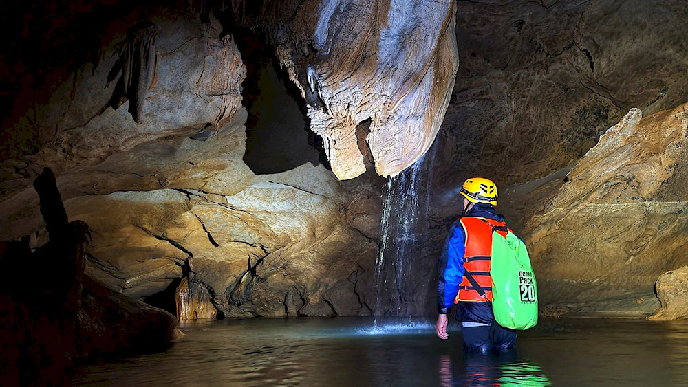 Visitors need to prepare their health and bring necessary gear when exploring En Cave